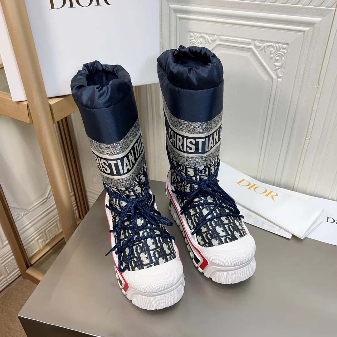 Men's shoes p600! The highest version on the market, Dior Dior's king style snow boots, ski boots, fat and cute, so cute →_→ from the DiorAlps limited series, unique. Shiny nylon Oblique print upper with criss-cross straps for an ideal fit. The technical fabric of the boot shaft, short-cut version, can be worn in the city or in the mountains. It makes the calf slimmer and taller, warm and concave. The boot shaft and sole are made of original waterproof padded lining. The embroidered fabric is original star ⭐ rubber non-slip thick sole and multi-module combination outsole. The size is 35-40. 41Customized